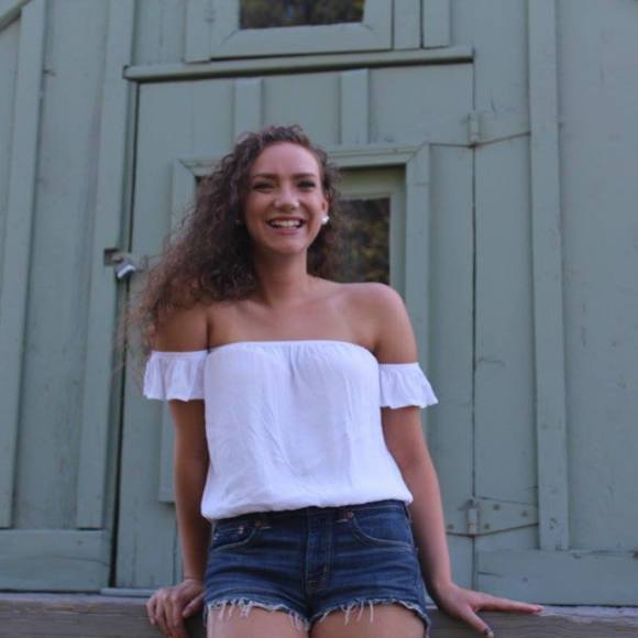 Meet your Posher, Nicole - Picture 1 of 1